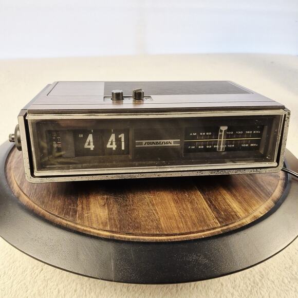 Vintage Soundesign Flip Radio Clock Model 3545-B Radio Works Clock Does Not - Picture 1 of 7